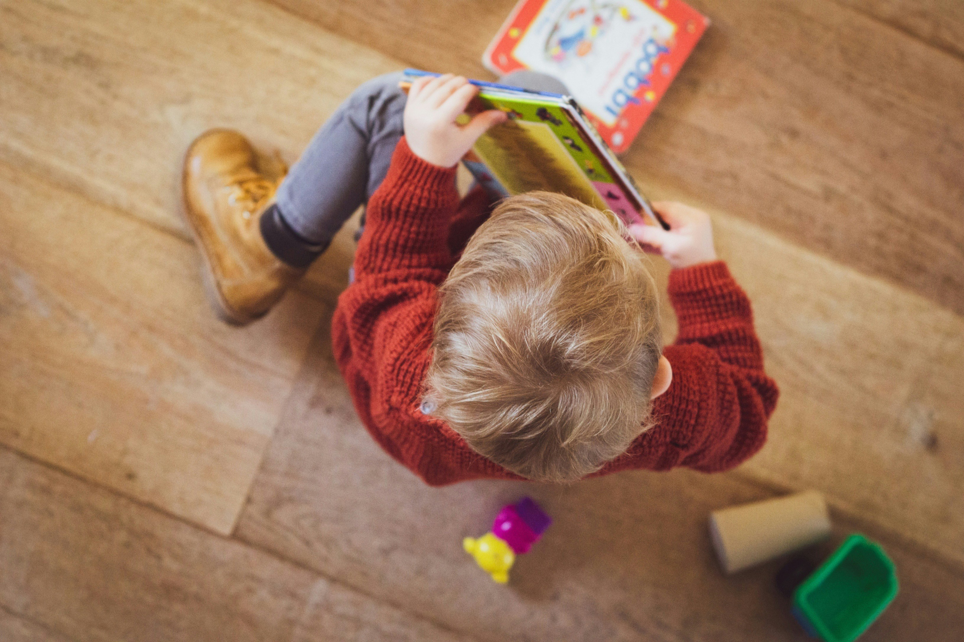 bambino con libro.jpg